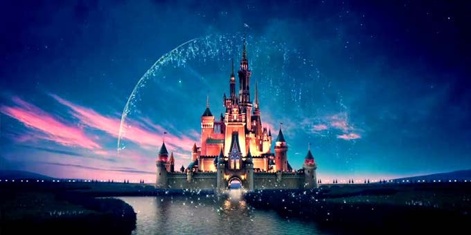 上海迪士尼乐园:第一个有tron光影机车的乐园