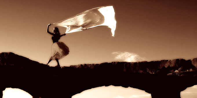 致一个在风中起舞的女孩