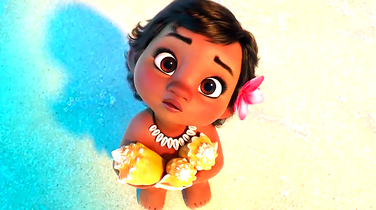 和海洋玩耍的小莫阿娜